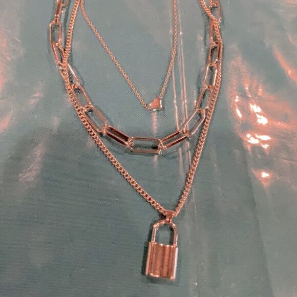 Beautiful 3 chain lock necklace NWT - Picture 3 of 3